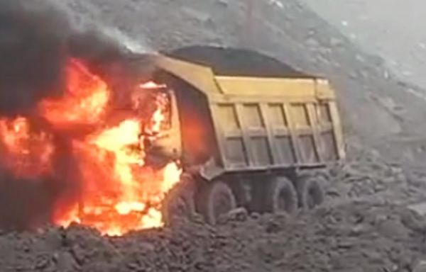 कोयला लदे ट्रक में लगी आग, ड्राइवर ने कूदकर बचाई जान