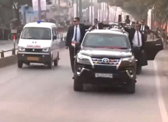  प्रधानमंत्री नरेंद्र मोदी ने रोड शो के दौरान रुकवाया अपना काफिला