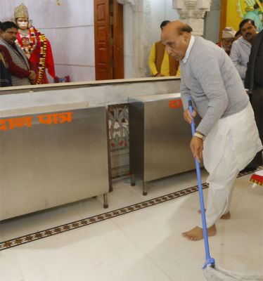 रक्षा मंत्री राजनाथ सिंह ने की लखनऊ हनुमान सेतु मंदिर में सफाई
