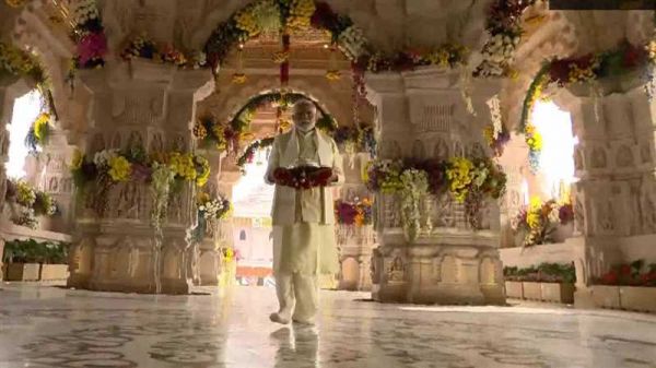 LIVE: रामलला के लिए चांदी का छत्र लेकर पहुंचे PM मोदी, प्राण प्रतिष्ठा अनुष्ठान शुरू