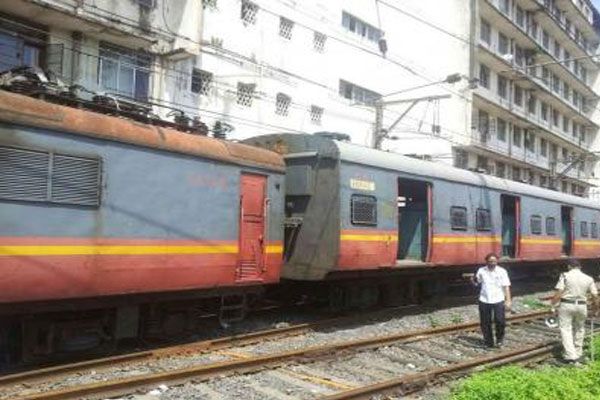 मुंबई लोकल ट्रेन की चपेट में आने से तीन रेलकर्मियों की मौत