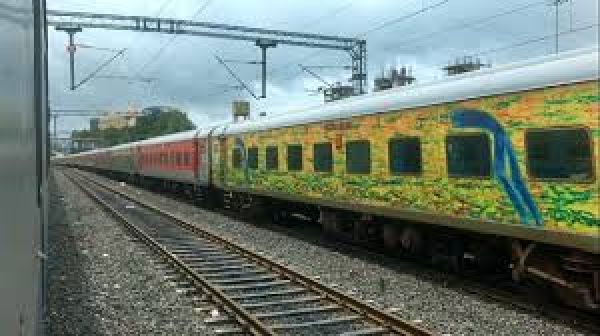  अधिकाधिक यात्रियों को कंफर्म बर्थ उपलब्ध कराने हेतु हावड़ा-पुणे-हावड़ा एवं हावड़ा-सीएसएमटी-हावड़ा दुरंतो एक्सप्रेस में एक-एक अतिरिक्त एसी-3 कोच