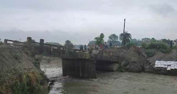 बिहार में बैक टू बैक तीन पुल ध्वस्त : कई गांवों के बीच आवागमन बाधित