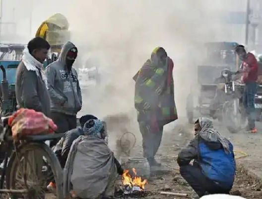 ठिठुर रही दिल्ली, सुबह-शाम धुंध