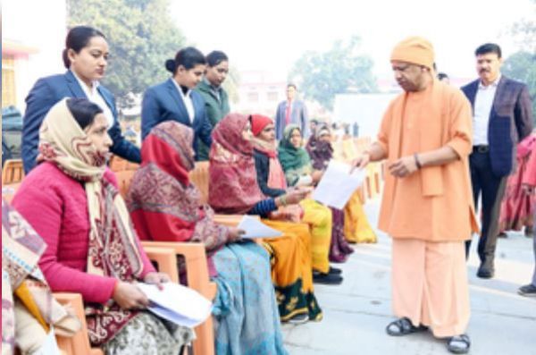 योगी ने सुनी लोगों की समस्याएं, कहा- मकान दिलाएंगे, इलाज भी कराएंगे