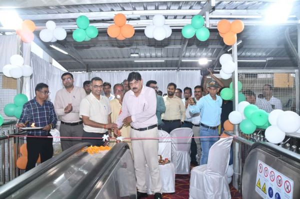 दक्षिण पूर्व मध्य रेलवे, रायपुर  मंडल के रायपुर स्टेशन के प्लेटफॉर्म क्रमांक 1 पर नए फुट ओवर ब्रिज के पास 2 नग एस्केलेटर (स्वाचालित सीढी) का उद्घाटन श्री दयानन्द, मंडल रेल प्रबंधक रायपुर के द्वारा किया गया