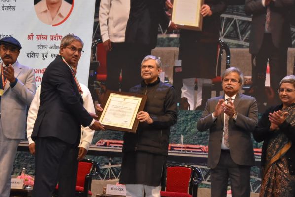 रेल मंत्री श्री अश्विनी वैष्णव के कर-कमलों से दक्षिण पूर्व मध्य रेलवे रायपुर मंडल के श्री सांध्य प्रदीप चौबे स्टेशन अधीक्षक को &lsquo;अति विशिष्ट रेल सेवा पुरस्कार 2025&rsquo; से सम्मानित किया गया