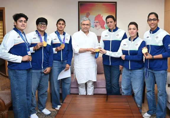 *केंद्रीय मंत्री अश्विनी वैष्णव ने रेल भवन में एशियाई खेल 2026 की स्वर्ण पदक विजेता भारतीय महिला कबड्डी टीम से मुलाकात की*