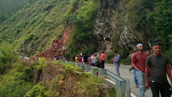 बदरीनाथ हाईवे पर गिरा मलबा, बाल-बाल बचे यात्री...