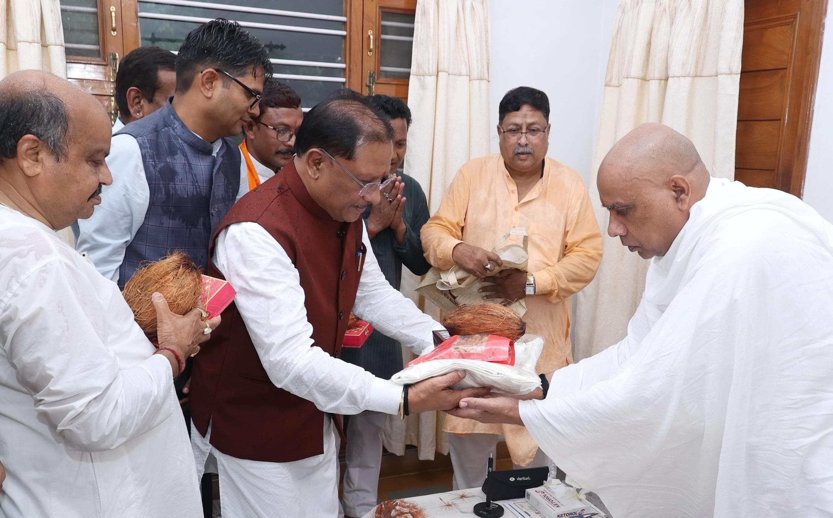 मुख्यमंत्री श्री विष्णु देव साय&nbsp;गुरु&nbsp;पूर्णिमा के अवसर पर रायगढ़ जिले के ग्राम बनोरा स्थित अघोर&nbsp;गुरुपीठ में&nbsp;गुरु&nbsp;दर्शन के लिए पहुंचे