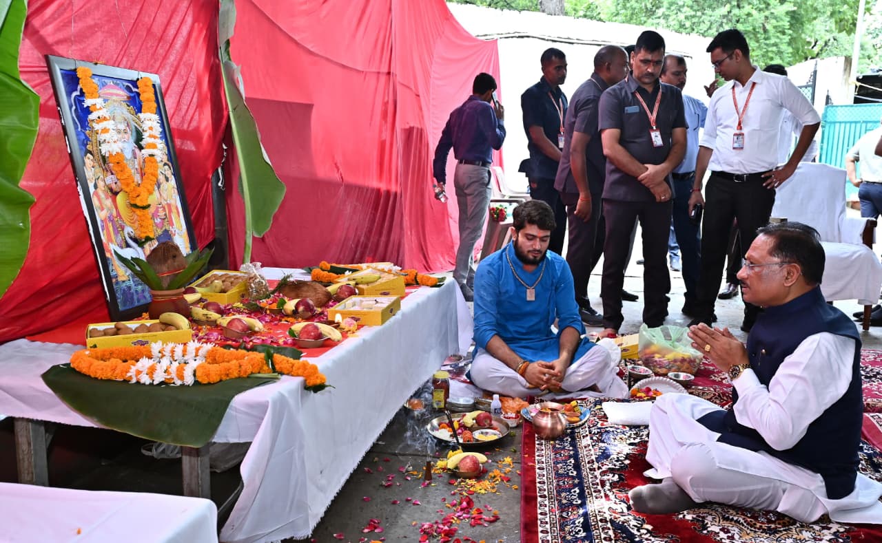 मुख्यमंत्री श्री विष्णुदेव साय ने मुख्यमंत्री निवास में भगवान विश्वकर्मा जयंती पर की पूजा अर्चना