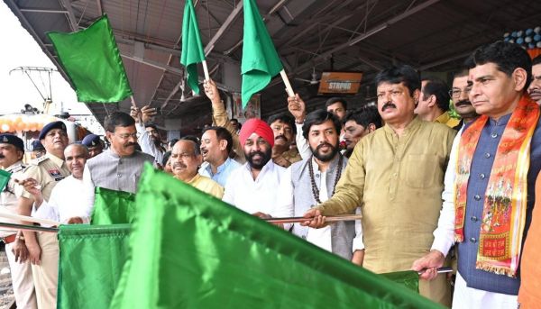 श्री रामलला दर्शन योजना के अंतर्गत रायपुर से 850 श्रद्धालुओं का तीर्थयात्रा हेतु प्रस्थान &mdash; मुख्यमंत्री श्री विष्णु देव साय ने दी शुभकामनाएं