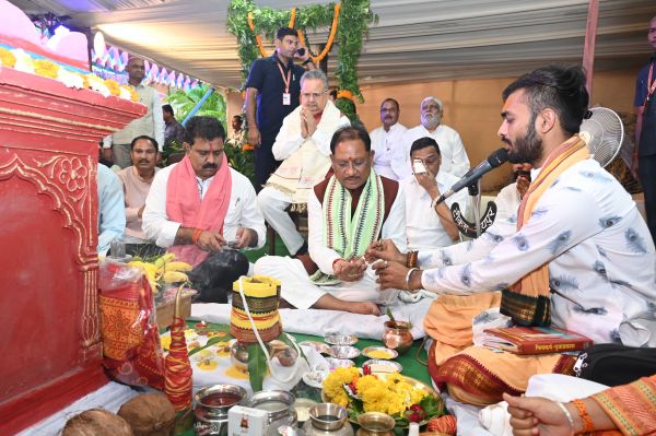 मुख्यमंत्री निवास में हरेली उत्सव: श्री साय ने गौरी-गणेश, नवग्रह की पूजा कर भगवान शिव का किया अभिषेक