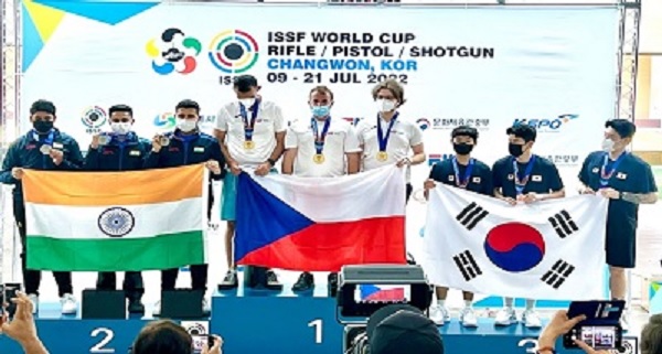 निशानेबाजी विश्व कप में भारत के अनीश भानवाला, विजयवीर सिद्धू और समीर ने जीता रजत पदक