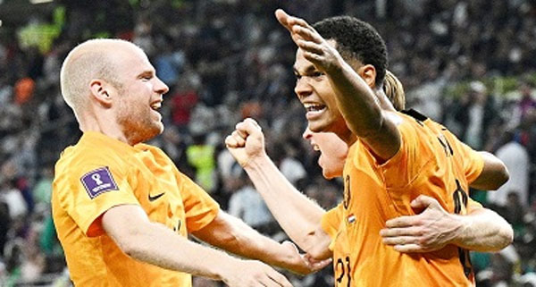 फीफा फुटबॉल विश्&zwj;व कप में अमरीका और वेल्&zwj;स के बीच मुकाबला एक-एक गोल से ड्रॉ रहा