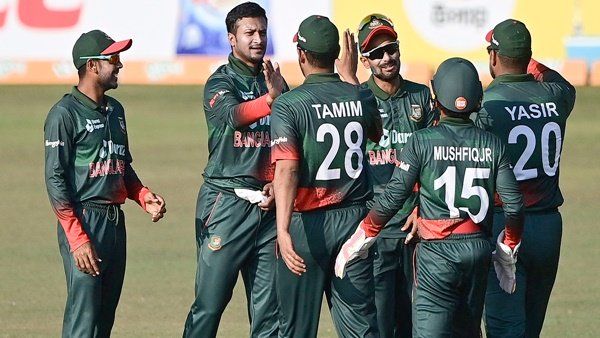 SL vs BAN: डेब्यू मैच में बांग्लादेशी गेंदबाज का कहर, पहले ही ओवर में झटके दो विकेट, मैदान पर किया सैल्यूट