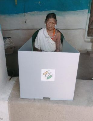 90 वर्षीय बैगा महिला ने घर बैठे किया मतदान