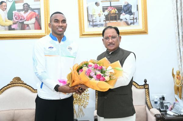 मुख्यमंत्री श्री विष्णु देव साय से एशियन गेम्स के कांस्य पदक विजेता एथलीट अनिमेष कुजूर ने की सौजन्य मुलाकात