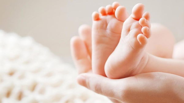 छात्रा को लगा पीरियड का दर्द है, टॉयलेट गयी तो हो गया बच्चा, डॉक्टर भी मान रहे चमत्कार