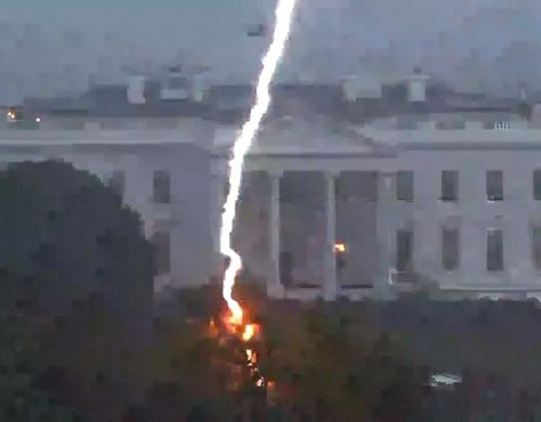 व्हाइट हाउस के बाहर गिरी गाज, 3 की मौत, कई घायल...
