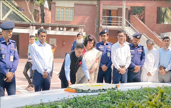 भारतीय उच्चायुक्त ने बांग्लादेश के राष्ट्रपिता बंगबंधु शेख मुजीबुर्रहमान की समाधि पर पुष्पांजलि अर्पित की