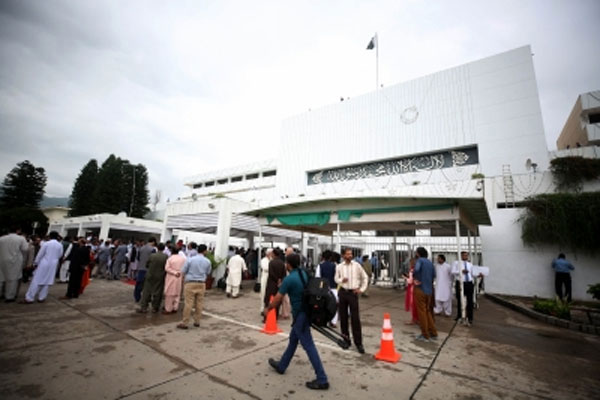 टकराव की राह पर पाकिस्तान की संसद और सुप्रीम कोर्ट