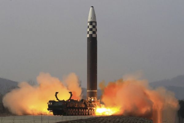 चेतावनियों को दरकिनार कर किम जोंग ने किया 8 बैलिस्टिक मिसाइलों का परिक्षण…