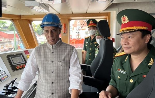 राजनाथ ने वियतनाम को 12 तटरक्षक नौकाएं सौंपी