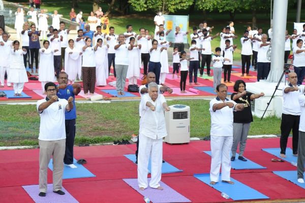 अंतर्राष्ट्रीय योग दिवस पर मंत्रियों-सांसदों संग पीएम विक्रमसिंघे ने किया योग