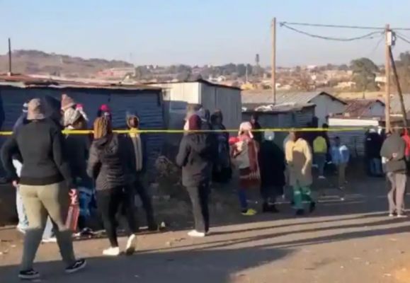 दक्षिण अफ्रीका में बंदूकधारियों ने बार में घुसकर बरसाई गोलियां, 15 लोगों की मौत