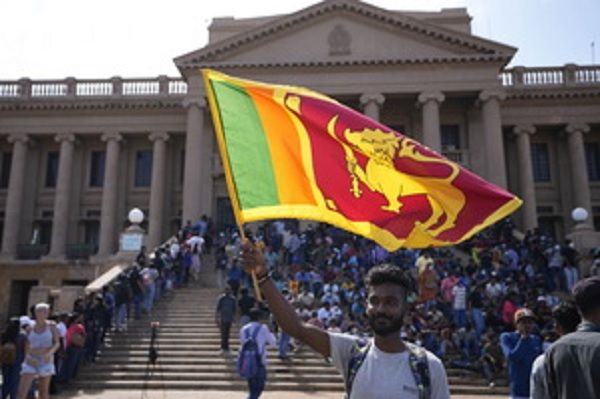 श्रीलंका में राष्ट्रपति राजपक्षे के देश छोड़ने के बाद आपातकाल की घोषणा