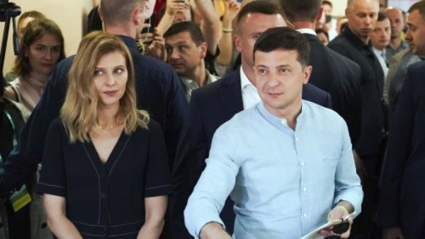 यूक्रेन के राष्ट्रपति और उनकी पत्नी ने ऐसा क्या कर दिया कि दुनिया भर में उनकी निंदा हो रही है?