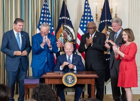 अमरीका में राष्&zwj;ट्रपति जो. बाइडेन ने जलवायु और स्&zwj;वास्&zwj;थ्&zwj;य संबंधी कानून पर हस्&zwj;ताक्षर किए