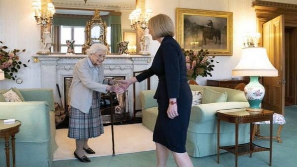  क्वीन एलिजाबेथ ने लिज ट्रस को नियुक्त किया ब्रिटेन का नया प्रधानमंत्री, ट्वीट कर दी जानकारी