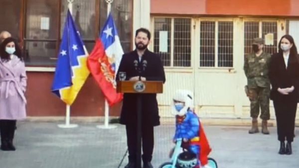  मंच पर भाषण दे रहे थे राष्ट्रपति, सुपरमैन की ड्रेस में साइकिल से पहुंचा बच्चा, देखने वालों की नहीं रुकी हंसी