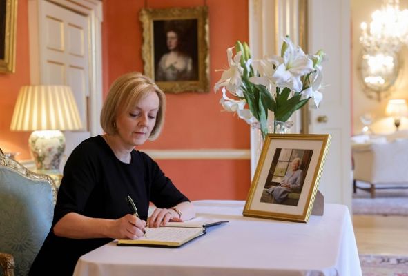 महारानी एक चट्टान की तरह थीं जिस पर आधुनिक ब्रिटेन की नींव रखी : ट्रस