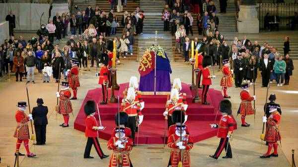  ब्रिटेन की महारानी के ताबूत से शाही ध्वज खींचने की हुई कोशिश, पुलिस ने शख्स को गिरफ्तार किया