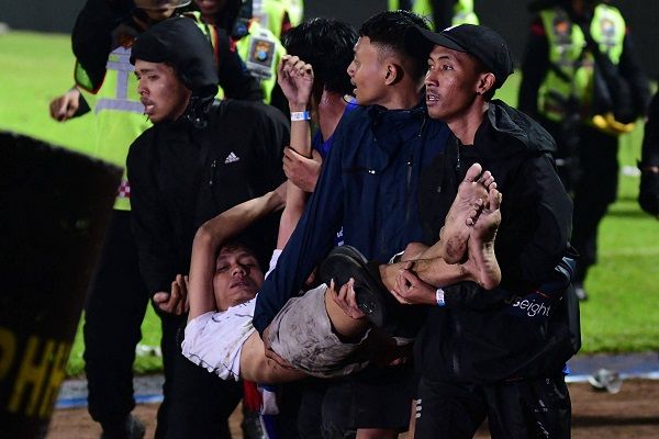 फुटबॉल मैच के दौरान हिंसा में 129 से ज्यादा लोगों की मौत, कई घायल