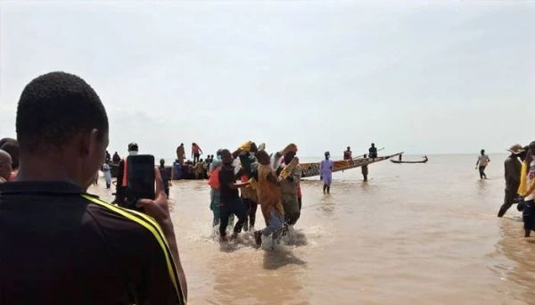 बाढ़ में फंसे लोगों को बचाने वाली नाव पलटी, 76 की मौत, राष्ट्रपति ने जताया शोक...