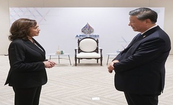 कमला हैरिस ने एपेक शिखर सम्&zwj;मेलन में चीन के राष्&zwj;ट्रपति चिनफिंग से मुलाकात की