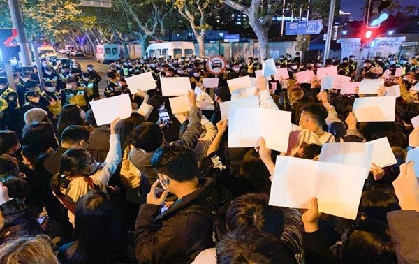 चीन में, कोविड पाबंदियों का विरोध कई बड़े शहरों में फैला