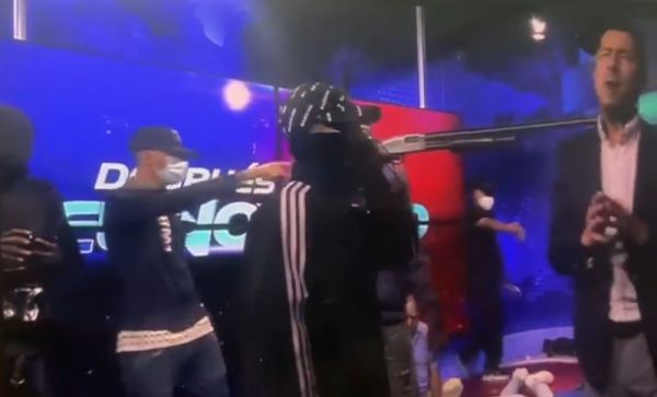  लाइव प्रसारण के दौरान स्टूडियो में घुसे हथियारबंद लोग, मचा हड़कंप...